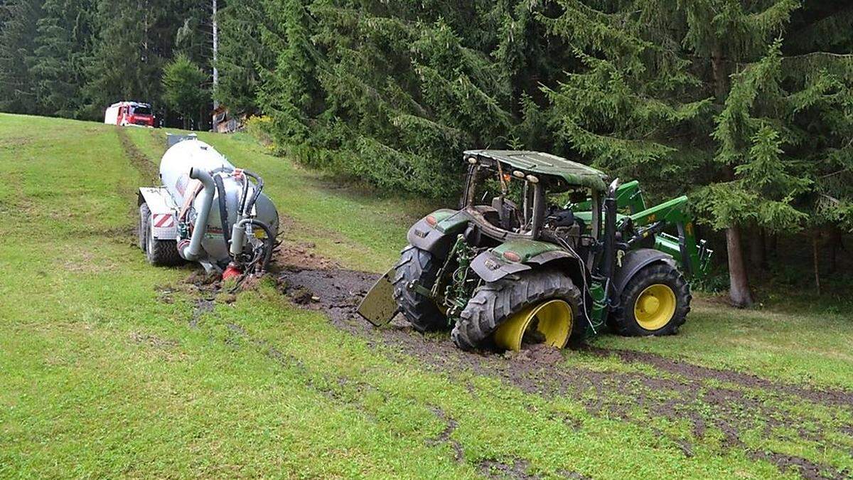 Teilweise vermischte sich die ausgelaufene Gülle mit den Glassplittern der zebrochenen Fernster vom Fahrgastraum des Traktors