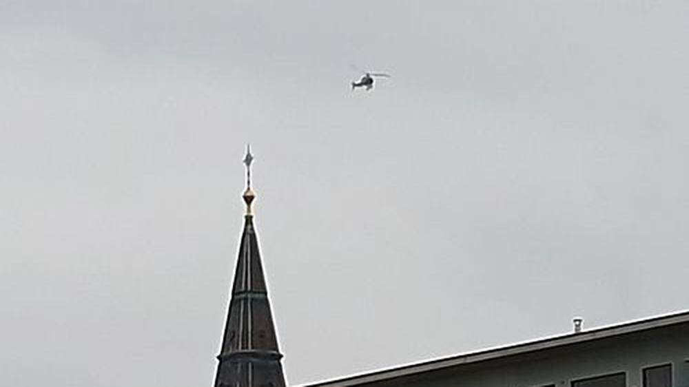 Sonntagnachmittag: Der Polizeihubschrauber über der Grazer Josefskirche
