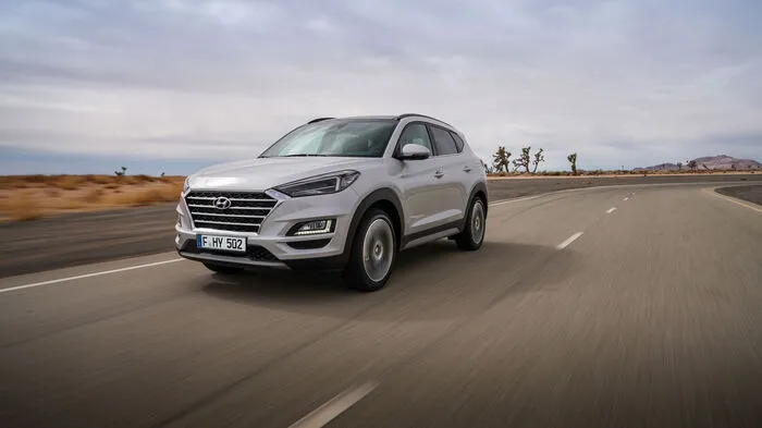 Optisch ist der überarbeitete Hyundai Tucson am nachgeschärften Cascading-Kühlergrill, einer neuen Lichtsignatur mit LED-Scheinwerfern sowie einer angehobenen Frontstoßstange mit Unterfahrschutz zu erkennen.