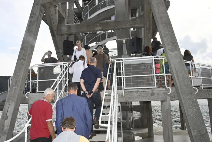 Die Eröffnungsgäste "stürmten" den sanierten Sprungturm.