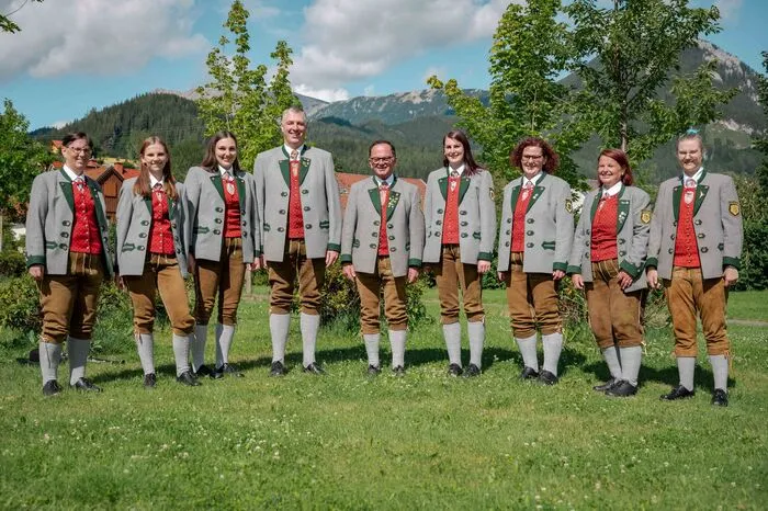 Seine Liebe zur Musik lebt auch seine Familie, auf diesem Bild ist Josef Orasche mit seinen Töchtern, seinem Schwiegersohn und den Enkelkindern, die alle Mitglieder der Ortsmusikkapelle sind, zu sehen.