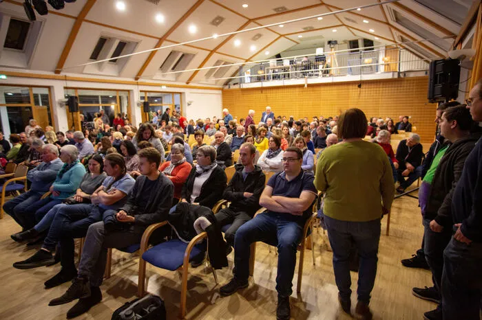 Insgesamt gab es drei Aufführungen, bei denen sich mehr als 200 Besucherinnen und Besucher pro Vorstellung im Dorfhof Markt Hartmannsdorf einfanden.