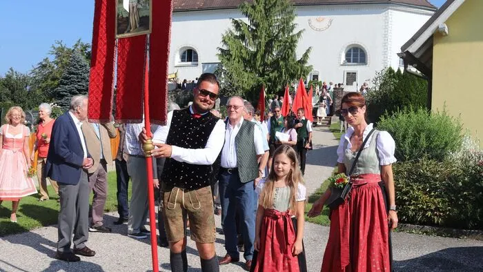 Nach dem feierlichen Hochamt mit Stadtpfarrer Pater Gerfried Sitar kam es zu einem verkürzten, jedoch sehr schönen Umgang. 