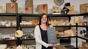 Eine junge Künstlerin zeigt Kunstwerke in ihrem Laden  | Martina Baumgartner 