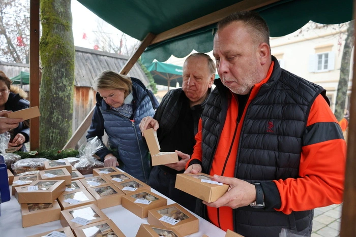 Nach einer Stunde waren 200 Packungen, dazu Kletzenbrote und Nusspotitzen, ausverkauft.