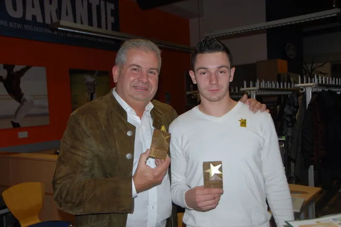Wolfgang Diezl (r.) (A. Murrer Möbel GmbH) mit seinem Chef trat als erster auf die Bühne, um seinen Stern in Empfang zu nehmen.