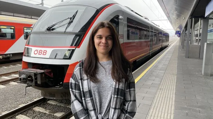 Das Interesse für den Bahnbereich ist mit der Zeit gekommen. Vor allem die Zugbegleitung ist mir hier ins Auge gesprungen und deshalb bin ich hier und schau mir das mal an. Wenn man sich das Berufsbild im Internet nur durchliest, kann man sich das viel schwerer vorstellen, als wenn man wirklich dabei sein und hineinschauen kann.