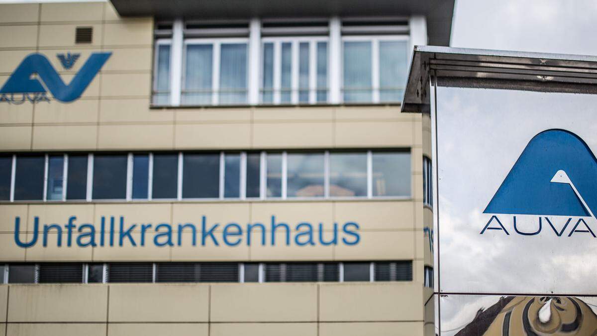 Mit schweren Verletzungen an der Hand wurde der Grazer in das UKH Klagenfurt eingeliefert