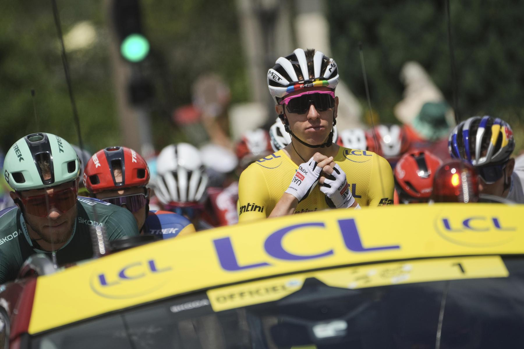 Schrecksekunde bei Tour de France: Pogacar fährt in Vingegaards Team-Auto