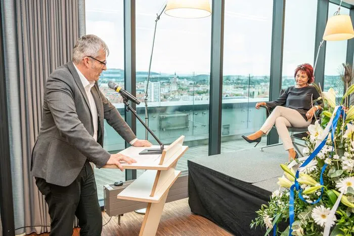 „Redaktionssekretärin ist eine glatte Untertreibung“, so ihr Laudator Michael Sabath.