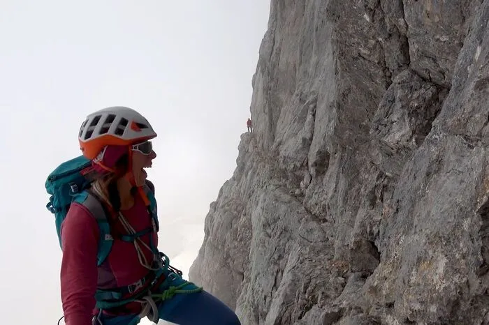 Alpinistin Marlies Czerny klettert den Steinerweg.