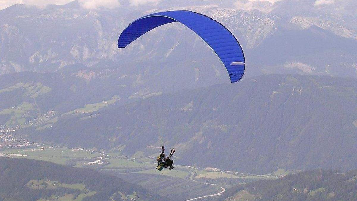 Symbolfoto: Paragleiter wurde von Windböe erfasst