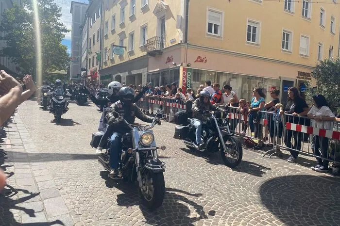Die Parade führte auch über den Villacher Hauptplatz