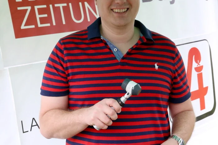So hatte Dermatologe Martin Inzinger am Nachmittag zwei Stunden alle Hände voll zu tun, die Sonnenanbeter bezüglich Hauterkrankungen zu untersuchen. 