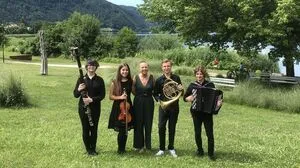 Anna Pichler, Letizia Lamb, Julius Schantl und Samuel Scherzer vom Ensemble "StreichHolzBlechKnöpfe" mit Musikschullehrerin Inge Jacobsen (Mitte) überzeugten in einzigartiger Besetzung