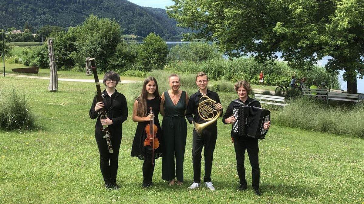 Anna Pichler, Letizia Lamb, Julius Schantl und Samuel Scherzer vom Ensemble &quot;StreichHolzBlechKnöpfe&quot; mit Musikschullehrerin Inge Jacobsen (Mitte) überzeugten in einzigartiger Besetzung