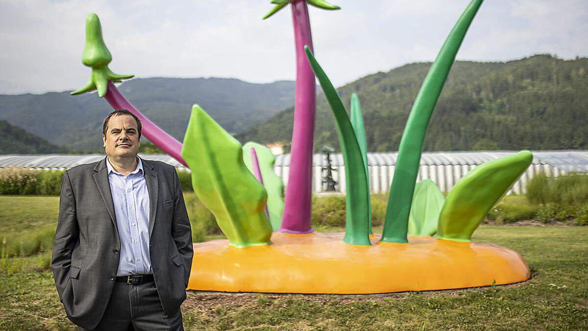 Peter Liaunig im Skulpturenpark des Museums Liaunig vor einer Arbeit von Thomas Stimm.