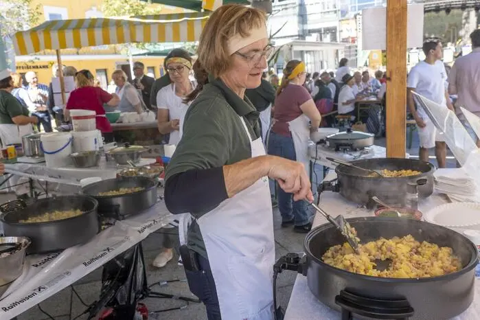 Zahlreiche Direktvermarkter boten ihre bäuerlichen Spezialitäten an und „Die Leobener Bäuerinnen“ kochten wieder auf – von Strudelsuppe über Erdäpflgröstl bis hin zu Bauernkrapfen.