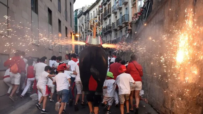 Alle Jahre wieder geht das große und umstrittene Stierhatz-Spektakel in der nordspanischen Stadt Pamplona über die Bühne.