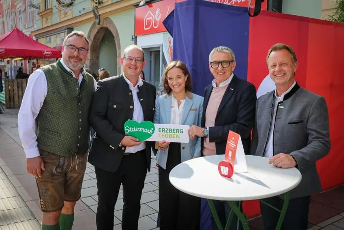 Edgar Schnedl (li.) am Gösser Kirtag