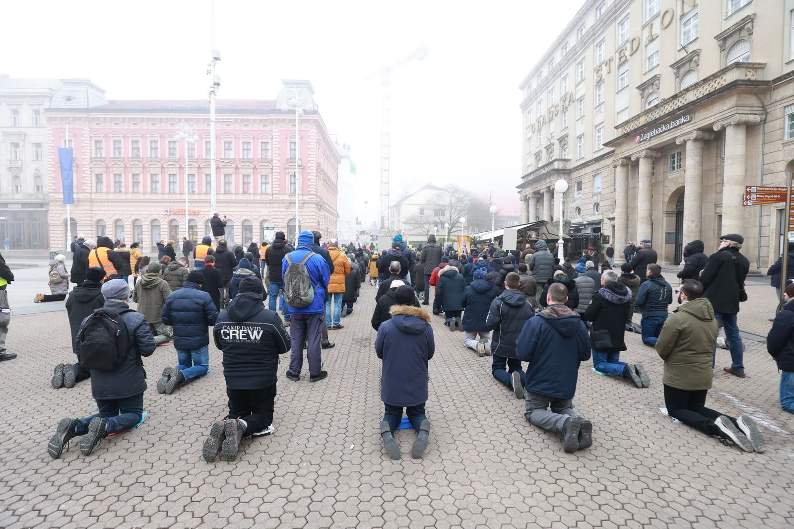 Im ganzen Land knien Männer und beten
