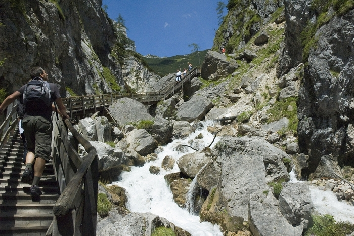 Platz 8Jeweils 430 Euro Strafe kassierten hunderte Besucher der Ramsauer Silberkarklamm wegen Falschparkens. Der Bürgermeister zeigte für die drastische Maßnahme des Grundbesitzers aber Verständnis.