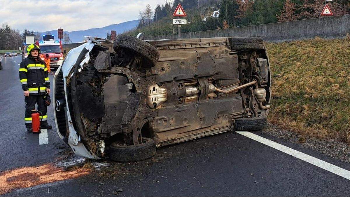 Das Auto kam auf der Seite liegend zum Stillstand