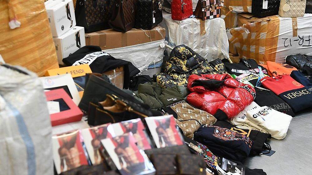 Beschlagnahmte gefälschte Textilien am Flughafen Wien