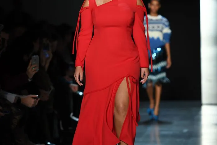 Prabal Gurung wählte für die 31-Jährige eine knallrote Robe.