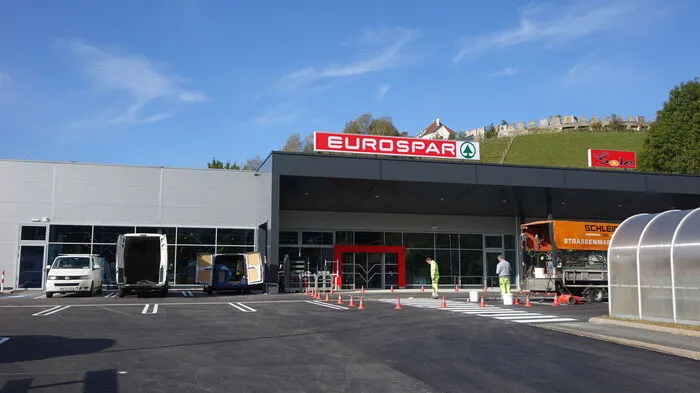 Außenansicht des neuen Eurospar in Birkfeld. Das Dach wurde weit über den Eingangsbereich gezogen.