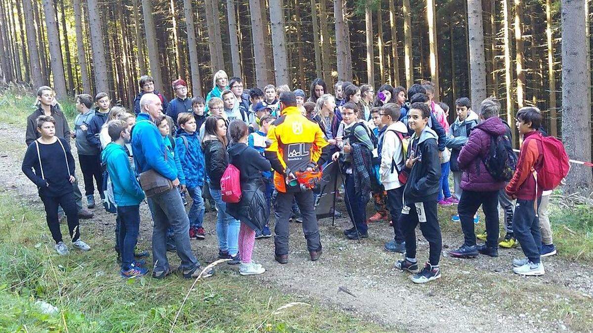 Die zweiten Klassen der NMS Bruck besuchten den Stadtforst