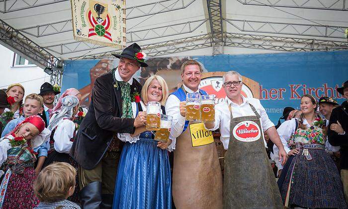 Das erste Kirchtagsbier. Großbauer Michael Vodicka-Unterweger, Kirchtagsvereins-Obfrau Gerda Sandriesser, Bürgermeister Günther Albel und Villacher-Brauerei-Direktor Thomas Santler (von links)