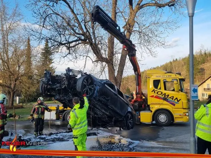 Neben Feuerwehr und Polizei waren auch das Abschleppunternehmen Koman sowie die Straßenmeisterei vor Ort