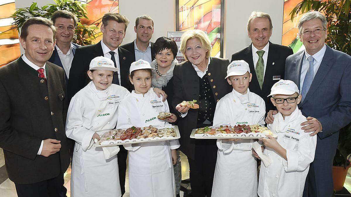 GAST 2017 ist eröffnet. Benger, Mandl, Vizebürgermeister Christian Scheider, die Stadträte Markus Geiger und Ruth Feistritzer, Mathiaschitz, Messegeschäftsführer Erich Hallegger und Kaiser (hinten von links) mit Nachwuchs-Köchen 