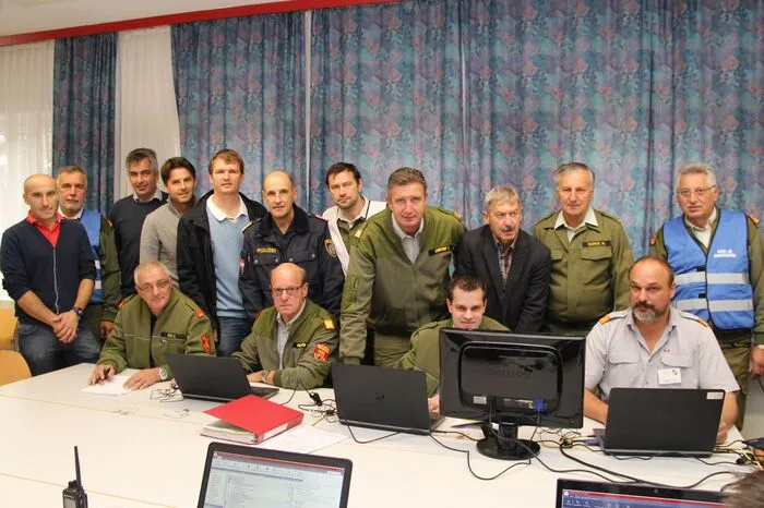 Behördenvertreter und Polizei ließen sich das neu angewandte Computerprogramm „Geobyte“ erklären