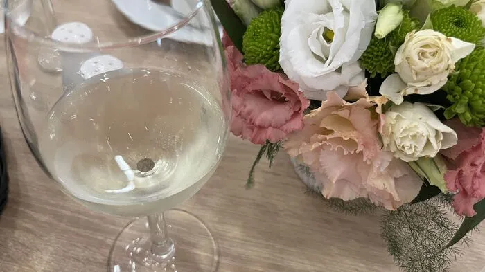 Zunächst wurde Wein serviert