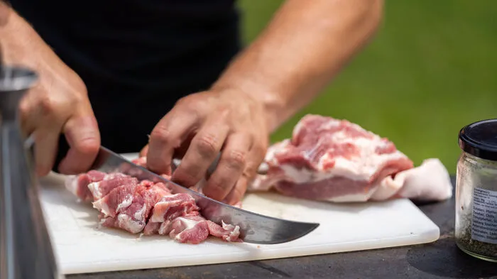 Für die Bratwürste wurden in diesem Fall Karreeketten verwendet. Das Fleisch klein schneiden.