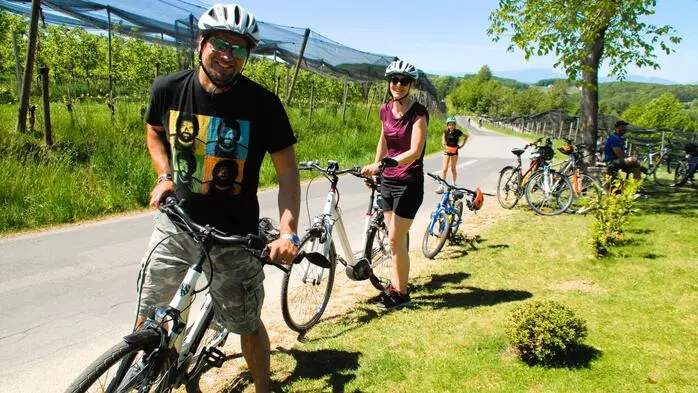 Das Frühjahr zeigt seine volle Pracht, überall grünt und blüht es. Die Temperaturen laden zu allerlei Aktivitäten im Freien ein. So auch am vergangenen Sonntag. Da fand das Familienradln auf der Apfelblütentour in Markt Hartmannsdorf statt, organisiert vom Union Sportverein Zauntechnik Hutter Müllex in Markt Hartmannsdorf.