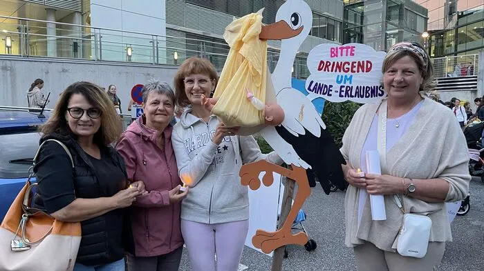 Bereits Minuten vor dem offiziellen Start um 19 Uhr hatten sich zahlreiche Menschen beim "Get-Together" der oststeirischen Initiative "Von Mama zu Mama" vor dem Landeskrankenhaus Hartberg versammelt. Mit im Gepäck zum Teil eigene Schilder ....