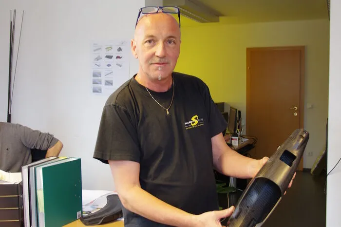 Vorarbeiter Georg Hölblinger erläutert die Arbeitsschritte