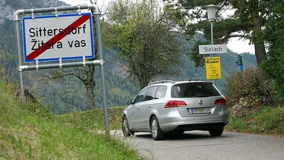 Sprachgrenze? Bis zum Ortsende ist Sittersdorf/Žitara vas zweisprachig, unmittelbar danach nur mehr einsprachig