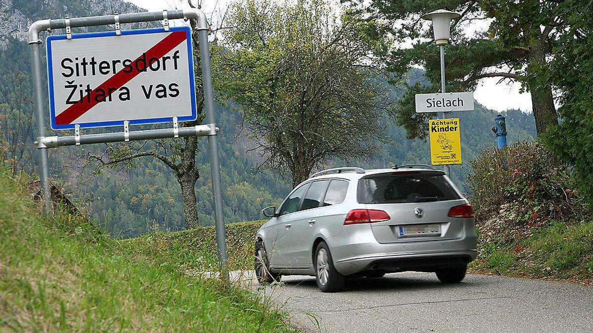 Sprachgrenze? Bis zum Ortsende ist Sittersdorf/Žitara vas zweisprachig, unmittelbar danach nur mehr einsprachig