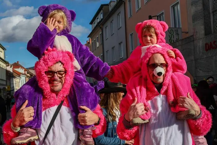 Die Teilnehmer des Umzugs wurden auch prämiert: Ehrungen gab es für die besten Einzelmasken und Kleingruppen, Großgruppen sowie für die originellste Maske und die schönste Kindermaske.