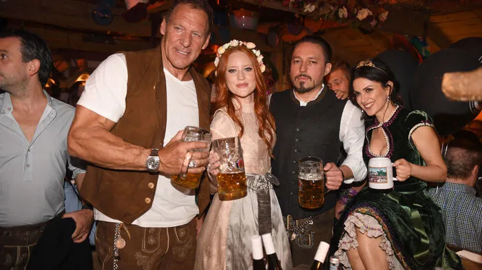 Feiern im Käferzelt: Schauspieler Ralf Möller, Model Barbara Meier, Klemens Hallmann und Viktoria Lauterbach.