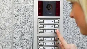 Tür,sujet, haus, gegensprechanlage, frau, läuten, klingel, anläuten, wohnung, sprechanlage