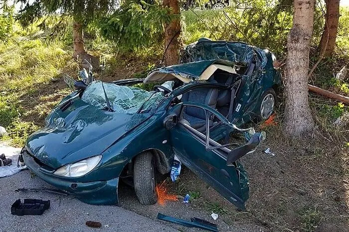 Bei einem Pkw-Unfall in Greinbach bei Hartberg wurden zwei Jugendliche verletzt. Ein 17-Jähriger musste mit dem Rettungshubschrauber ins LKH Graz geflogen werden.