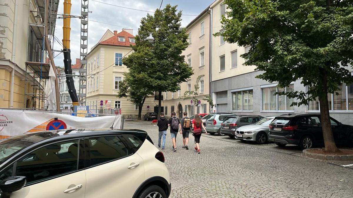 Von der neuen Begegnungszone ist am Tummelplatz noch wenig zu bemerken – Platz finden nach wie vor vor allem Pkw