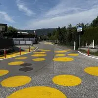 Die gelben Punkte in der Abstimmungsstraße sollen zur Verkehrsberuhigung beitragen