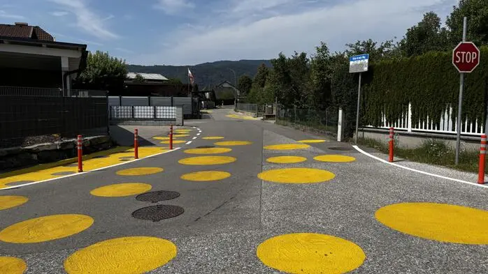 Eine Straße mit gelben Punkten