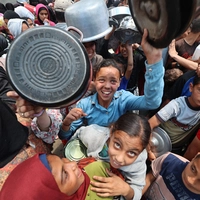 Dichtes Gedränge um eine warme Mahlzeit: Alltag im Gazastreifen
